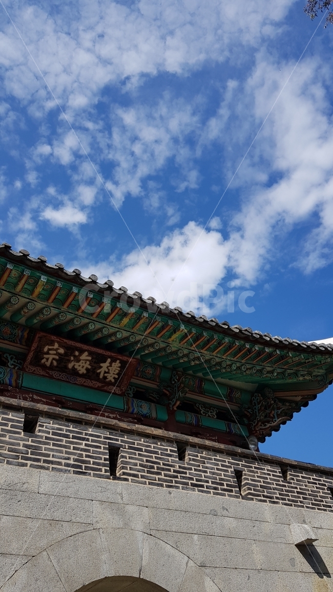 가을하늘,하늘,푸르름,전등사,한국적인,전통적인,전통건물,대문,절,성벽,랜드마크,푸른하늘,한국전통,한국문화,korean traditional,korean culture,랜드마크,landmark,tourist attraction,한국랜드마크,한국관광지,한국명소,korea landmark,korea tourist attraction,건축물,건물외관,exterior,building,structure,architecture,construction