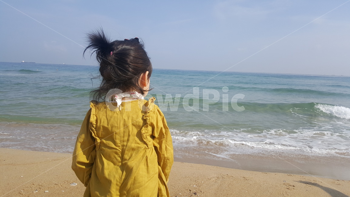 아이,아기,여아,여자,바다,물결,파도,원피스,하늘,모래,노란색원피스,둿모습,뒷태,꽁지머리,뒤,3살,3세,이별,쓸쓸,고독,외로움,슬픈,슬픔,생각