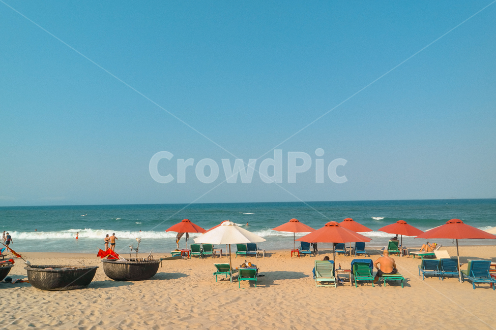 ocean,sea,바다,shoreline,해안선,beach,해변,모래사장,파라솔,자연,nature,outdoors,summer,여름,여름,계절,summer,season,해변,바다,beach,sea,색깔,색상,색채,색감,color sense,color sensitivity,feeling of color