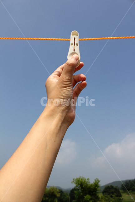 하늘,낮하늘,파란하늘,블루,빨랫줄,빨래줄,빨래,집게,빨래집게,로우앵글,화이트,흰색,파랑,빨래걸이,손,핸드,여자손,잡기,신체,신체부위,사물,물건,오브젝트,thing,object,matter