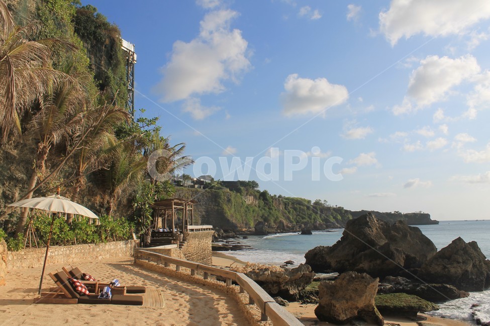 인도네시아,발리,쿠부,해변,비치,바다,indonesia,bali,beach,하늘,푸른하늘,파란하늘,blue,bluesky,cliff,절벽,낭떠러지,절벽해안,파라솔,해변,바다,beach,sea,세계자연풍경,해외자연풍경,외국자연풍경,world nature landscape