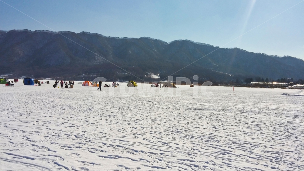 겨울,빙어,낚시,빙어낚시,얼름낚시,겨울,계절,winter,season,자연,풍경,nature,landscape,한국자연풍경,한국자연경관,korea nature landscape,사람들,대중,군중,other people,crowd,여행,휴가,traveling,vacation,trip,스포츠,레저,운동,sports,leisure,exercise,transportation,교통,vehicle,차량,watercraft,선박,person,사람,human,인간