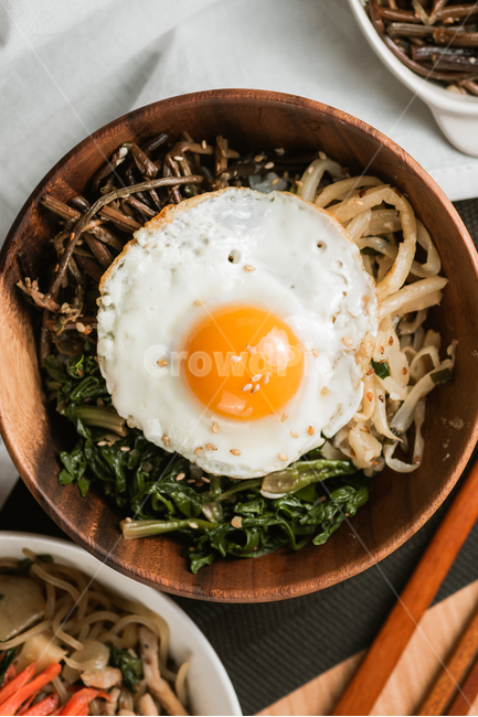 비빔밥,한국전통음식,계란후라이,계란프라이,도라지,고사리,시금치,건강한,웰빙푸드,한식,음식,식재료,요리,food,cook,meal,dishes,food reserves,한식,한국음식,한국요리,korean food,korean dishes,korean meal,korean cook