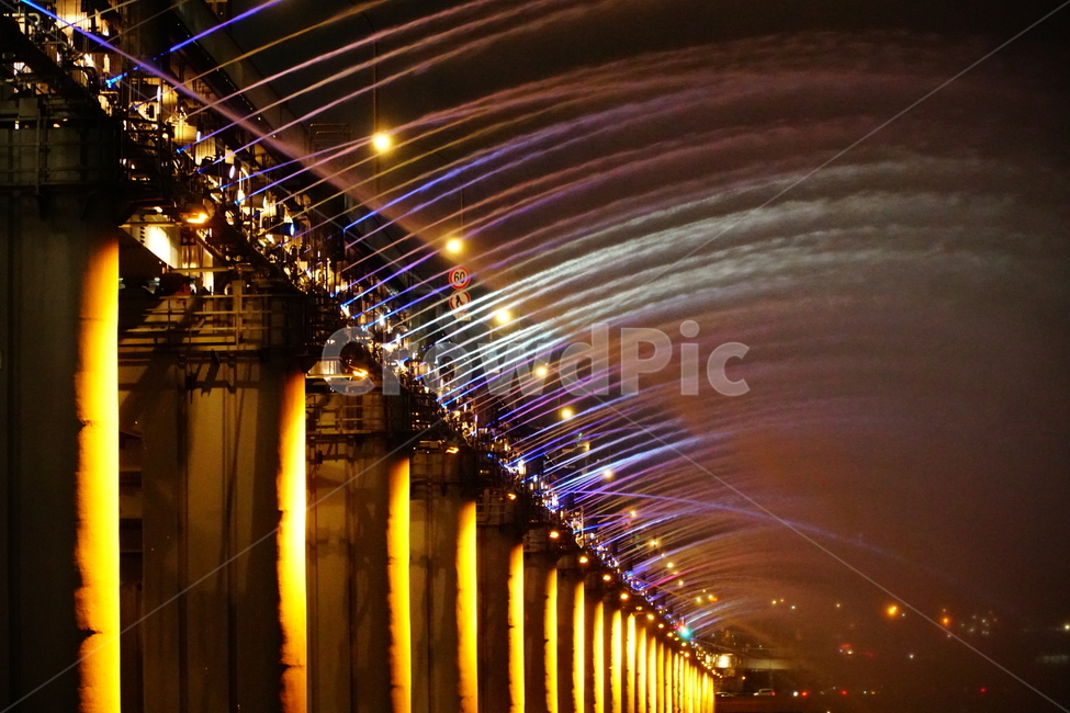 한국,서울,한강,반포대교,달빛무지개분수,야경,다리,교량,bridge,도시,city,풍경,korea,seoul,분수,무지개분수,landscape,nightview,nightscene,nightscape,서울야경,한강야경,한국야경,hanriver,야경,밤,풍경,nightscape,night,landscape,건축물,건물외관,exterior,building,structure,architecture,construction,water,물,handrail,난간,banister