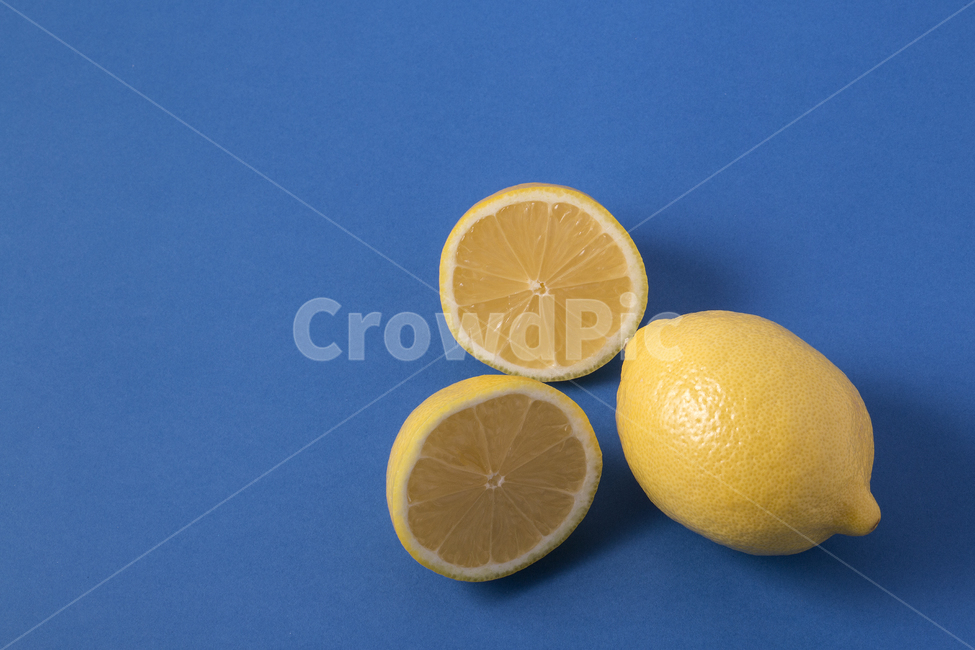 레몬,과일,열매,열대과일,노란색,노랑,생과일,웰빙,식재료,비타민,비타민c,미네랄,신맛,미백,반쪽,파란색,배경화면,음식,식재료,요리,food,cook,meal,dishes,food reserves,과일,열매,fruit