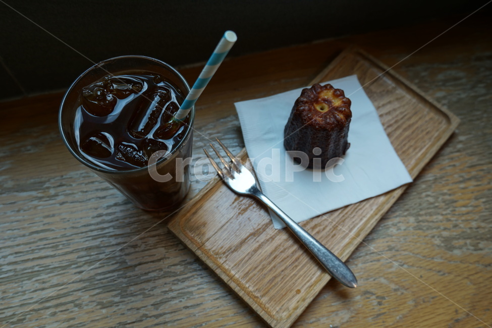 Ice americano,Chewy,snack,paper straw,appetizing,canel,beverage,yummy,teatime,cool,brown,delicious,food,meal,fork,cafe,dessert,coffee,tasty,coffeetime,sweet,bagel