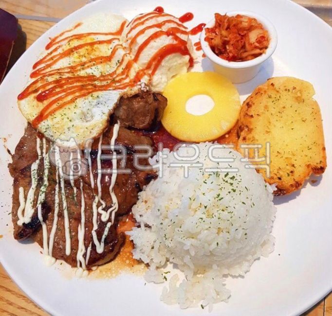 갈비스테이크,고기,밥,쌀밥,감자샐러드,감자,마늘빵,달걀,계란,계란후라이,달걀후라이,후라이,김치,배추김치,파인애플,스테이크,스테이크소스,소스,갈비,음식,요리,식사,육류,식재료,meat,dish,food,cook,meal,rice