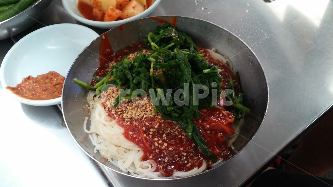 비빔국수,음식,빨간양념,고명,밀면