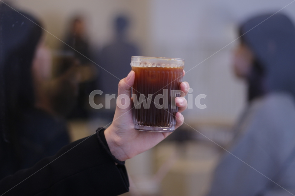 커피,카페,디저트,아메리카노,카페라떼,커피잔,머그잔,핸드드립,콜드브루,coldbrew,coffee,cafe,dessert,americano,brewning,handdrip,dripcoffee,brewingcoffee,사람,인물,인간,human,person,신체일부,몸,body,커피,카페,coffee,cafe
