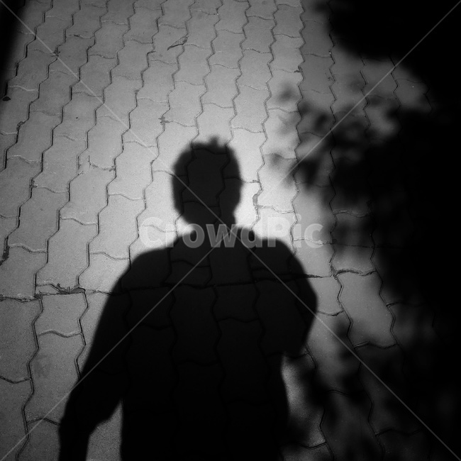 그림자,실루엣,길,바닥,여름,사람,인물,인간,person,인물실루엣,사람실루엣,charactersilhouette,human,humansilhouette,고독함,외로움,쓸쓸함,우울함,슬픔,lonely,solitary,흑백,모노톤,monochrome,blackandwhite