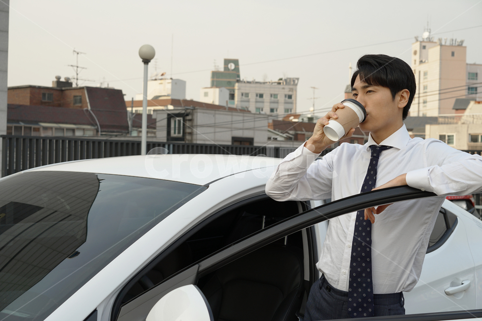 운전,차,차량,자동차,남자,남성,사람,직장인,출근,커피,카페인,피곤,운전자,주차장,여유,정장,사람,인물,인간,human,person,남성,남자,man,male,교통,교통수단,traffic,transportation,비즈니스,사업,business,service,work