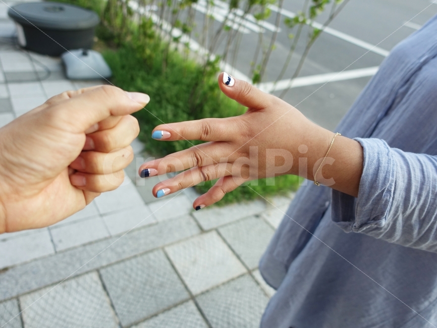 손,감성,연인,부부,커플,애인,터치,인물,신체,감성사진,느낌,애정,사랑,러브,핸드,가위바위보,네일,사람,인물,인간,human,person,신체일부,몸,body,손,제스처,표시,손짓,표현,gesture,hand,sign,expression,연출,컨셉,콘셉,direction,concept