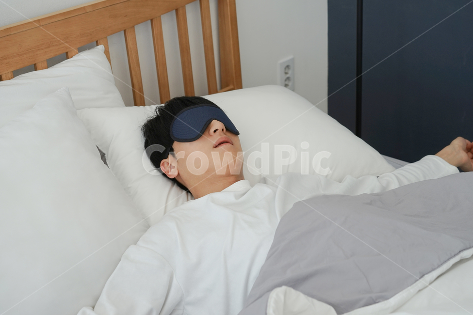 침대,이불,침실,방,남자,남성,수면,취침,잠,낮잠,늦잠,사람,인물,인간,human,person,남성,남자,man,male