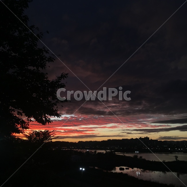 노을,석양,구름,초저녁,강변,낙동강,감성,야경,밤,풍경,nightscape,night,landscape,nature,자연,outdoors,옥외,dusk,황혼,dawn,새벽,red sky,붉은 하늘,sky,하늘,sunset,일몰