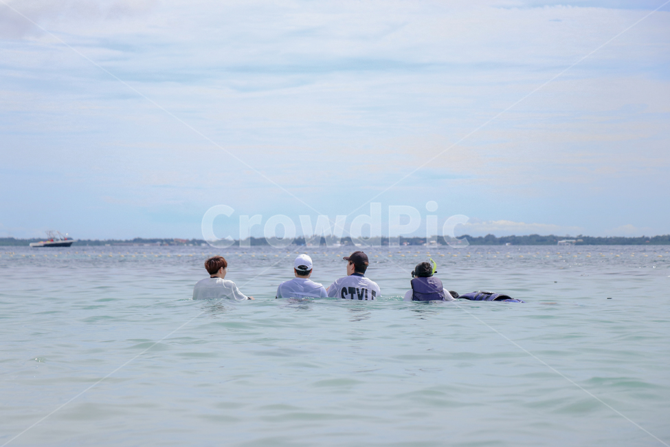 바다,휴가,휴양지,필리핀,친구,친구들,세부,cebu,philippiness,sea,beach,해변,vacation,summer,여름,friend,friends,뒷모습,사람들,사람,people,sky,blue,동남아,여행,travel,여름,계절,summer,season,자연,풍경,nature,landscape,사람들,대중,군중,other people,crowd,남성,남자,man,male,여행,휴가,traveling,vacation,trip,sports,스포츠,swimming,수영,water,물,sport