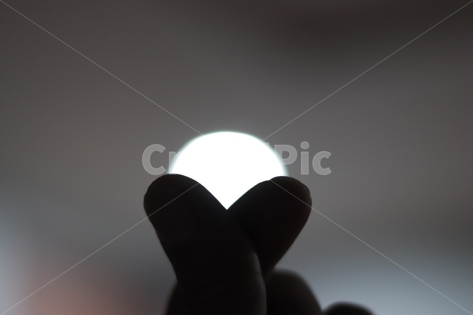 하트,빛,감성,light,heart,sensitivity,손,hand,손가락,finger,사람,인물,인간,human,person,신체일부,몸,body,손,제스처,표시,손짓,표현,gesture,hand,sign,expression,감정표현,기분,feeling,emotion,감성,sensible