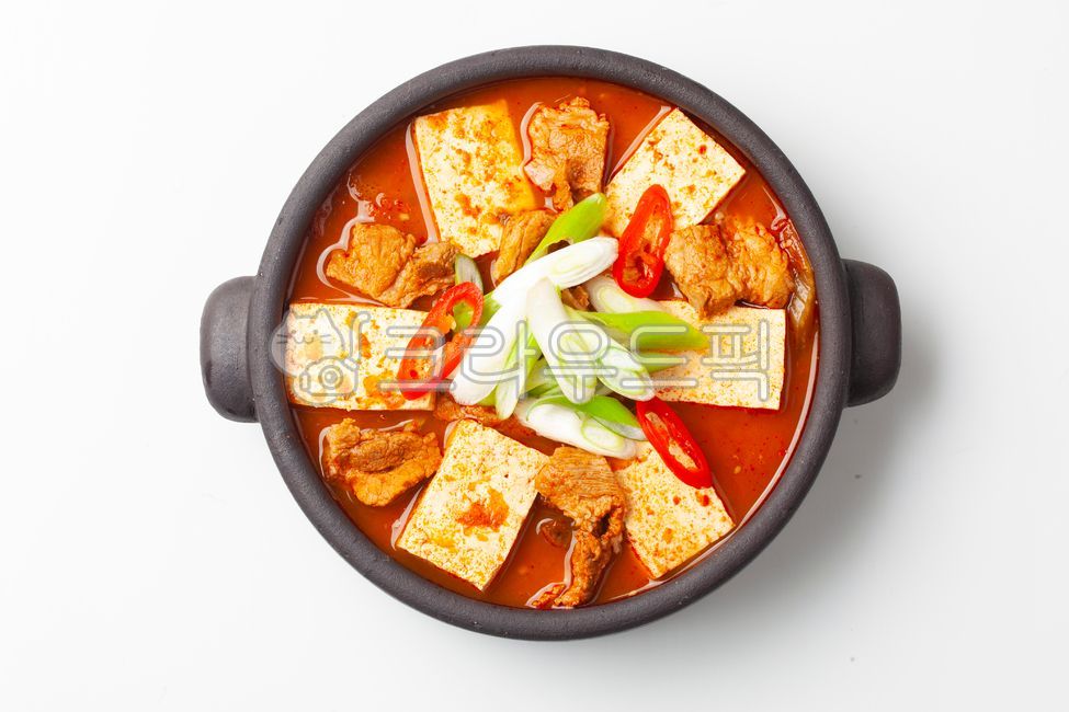 Kimchi stew,kimchi,stew,broth,Korean food,Korean culture,stew,seasoning,red pepper powder,food,meal,food,groceries,ingredients,ingredients,food ingredients,spicy,salty,pork,tofu,green onion,red pepper,meat