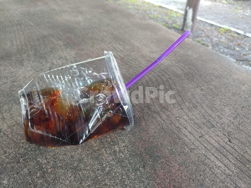 커피,아메리카노,아이스,플라스틱,컵,pt,구겨짐,빨대,보라색,투명색,나무결,커피,카페,coffee,cafe