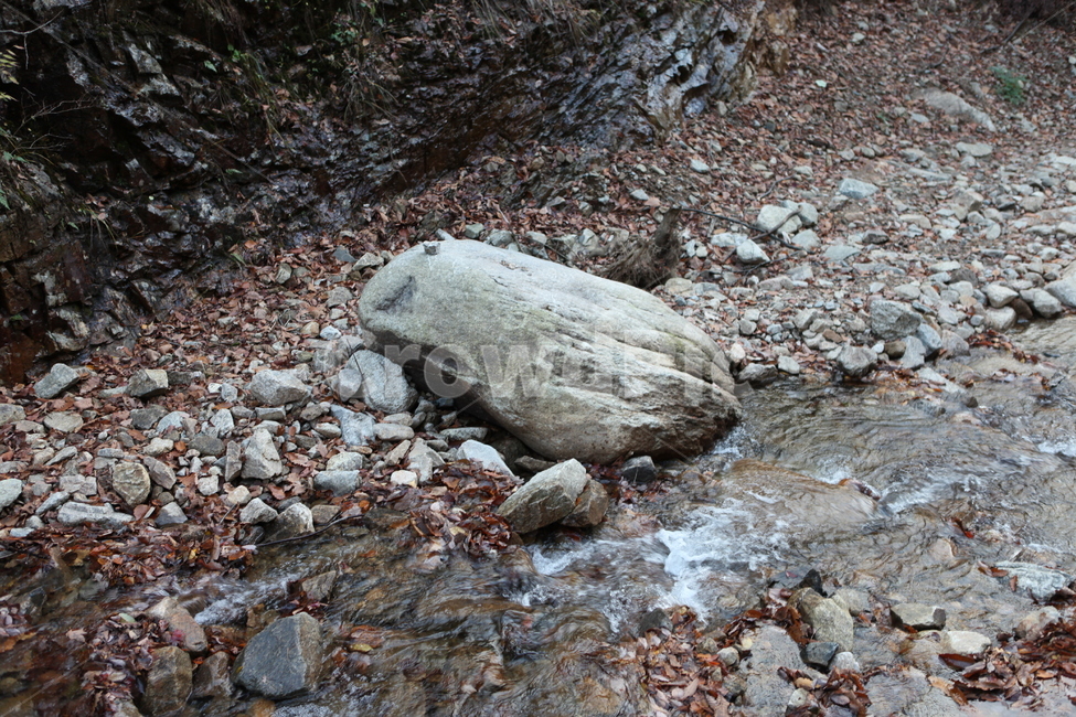 계곡,바위,두꺼비,물,가을,자연,풍경,nature,landscape,rubble,파편,road,도로,gravel,자갈,dirt road,흙길