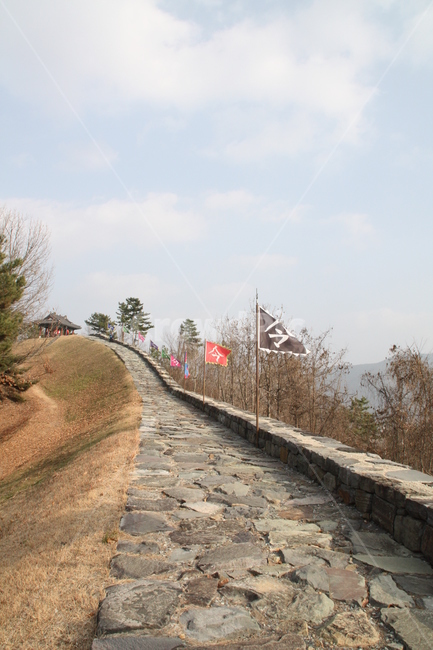 산성,돌,바닥,깃발,산,하늘