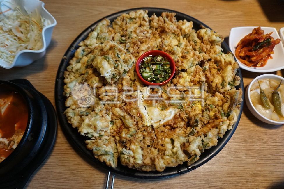 fried green onion pancake,fried food,Korean food,soy sauce,Seafood green onion pancake,cooking,green onion pancake