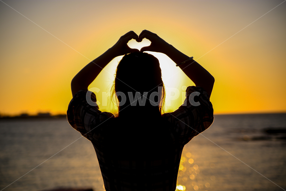 해변,역광,하트,여자,뒷모습,바다,여름,제주도,beach,nature,sun,sunset,사람,인물,인간,human,person,여성,여자,woman,female,lady,감정표현,기분,feeling,emotion,인물실루엣,사람실루엣,character silhouette,human silhouette,outdoors,옥외,silhouette,실루엣,자연