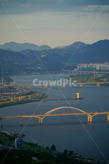 mountain peak,city,top of the mountain,foreground,summit,scenery,building,Han River,scene,Gyeonggido,cloud,mountain,view,Gurisi,weather,Korea,sky,hangang,meteorology,nature,tree,Amsa Bridge,mountain range,korea,june,hanriver,plant,bridge,river,vista,lands