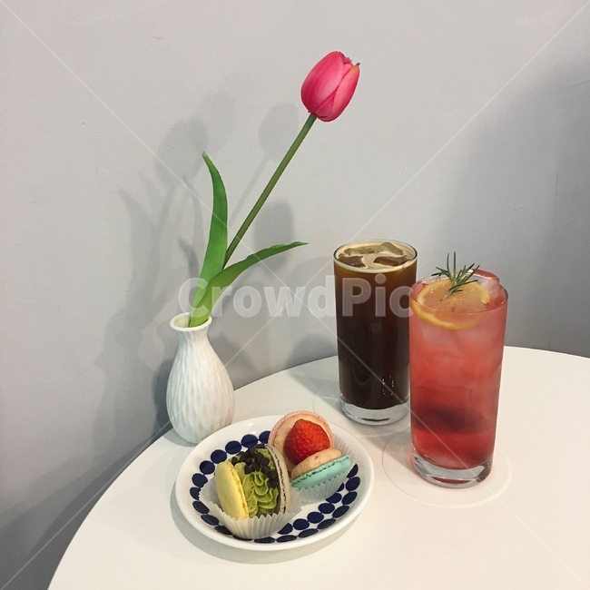마카롱,커피,아이스아메리카노,디저트,카페,카페테이블,조화,튤립,음료,커피,카페,coffee,cafe