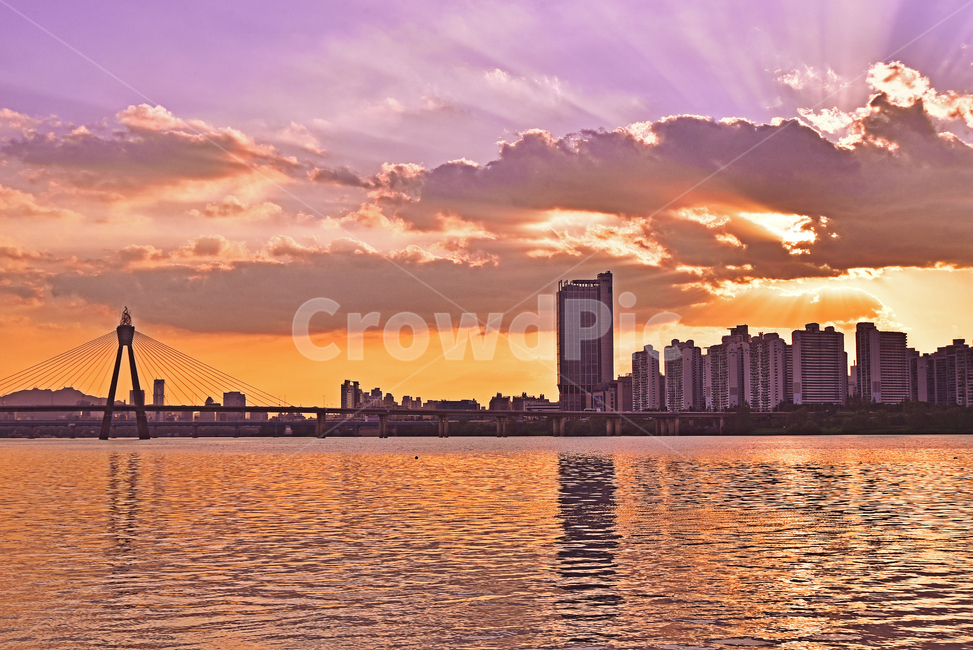 도시풍경,노을,석양,강변,해질무렵,해질녘,background,landscape,구름,색감,오렌지색,water,물,building,워터프론트,건물,반사,물결,한강,황혼,서울,강변풍경,일몰,outdoors,옥외,sky,하늘,아파트촌,고층빌딩,낭만적,드라마틱,올림픽대교,sunset,도시,풍경,city,landscape,한국도시풍경,한국도시경관,korea cityscape