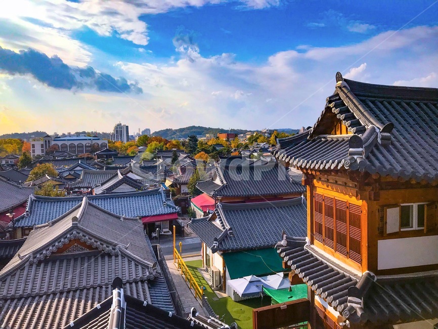 한옥마을,전주한옥마을,지붕,한옥,한옥지붕,기와집,전망,구름,햇빛,일몰,풍경,전주,포근함,따스함,따듯함,일상,여유로움,옥상,기와지붕,한국전통,한국문화,korean traditional,korean culture,건축물,건물외관,exterior,building,structure,architecture,construction