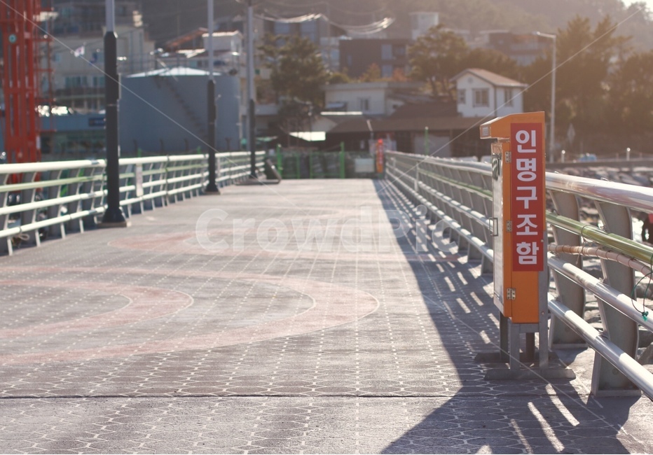 햇살,길,어촌마을,평화로움,인명구조함,부두,도시,풍경,city,landscape,banister,난간,handrail