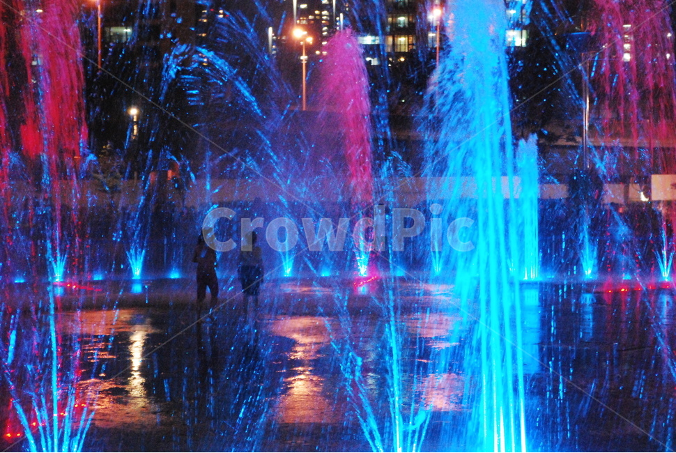 분수,fountain,children,play,water,purple,blue,사람,인물,인간,human,person,어린이,어린아이,child,children,kid