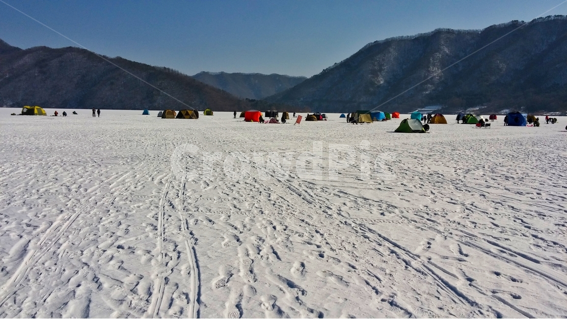 겨울,빙어,낚시,빙어낚시,얼름낚시,겨울,계절,winter,season,자연,풍경,nature,landscape,한국자연풍경,한국자연경관,korea nature landscape,사람들,대중,군중,other people,crowd,여행,휴가,traveling,vacation,trip,스포츠,레저,운동,sports,leisure,exercise,ground,바닥