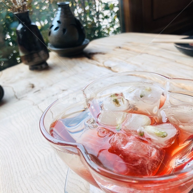 한옥마을,한국전통,전통차,꽃잎차,한옥,찻잔,건강,나무,북촌,북촌한옥마을,한복,시골,마을,동네,우리동네,시골마을,전통,한국차,전통방식,차,동양,음료,카페,drink,bowl,teapot,teasets,친환경,전통주택,koreatea,한국적인,한국적,도시,풍경,한국도시풍경,한국문화,한국도시경관,housing,traditionalhouse,countryside,house,traditional,koreanhouses,traditionalarchitecture,aisa,southkorean,asiantradition,ckoreantradition,landscape,korean,koreacityscape,koreanculture,koreantraditional,ancientarchitecture,republicofkorea,antique,ceramic,teacup,old,traditionaltea,음료수,beverage,감성,sensible,feeling,색감,색채,색상,색깔,부드러움,꽃병,얼음꽃차,식물,plant,연출,컨셉,콘셉,분위기,concept