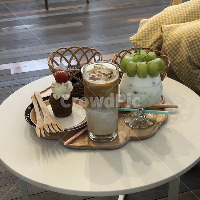 커피,라떼,빨대,유리컵,유리잔,음료,커트러리,청포도