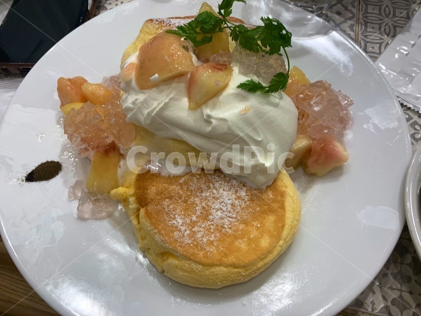 팬케이크,빵,후식,디저트,복숭아,과일,여름,여름과일,음식,크림,시럽,허브,젤리,슈가파우더,시나몬,시나몬가루,접시,가게,카페,pancakes,bread,dessert,peach,fruit,summer,food,cream,syrup,herbs,jelly,sugarpowder,cinnamon,dish,cafe,음식,식재료,요리,food,cook,meal,dishes,food reserves,디저트,간식,후식,dessert,snack