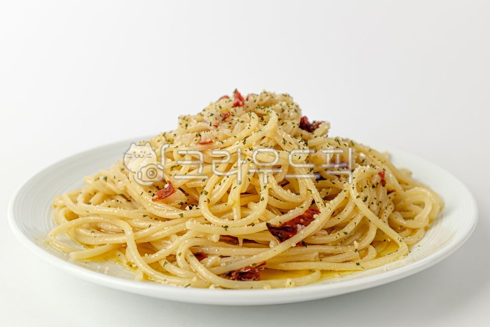 알리오올리오,파스타,스파게티,올리브유,마늘,페페론치노,파마산치즈,치즈,파슬리,음식,식사,식품,식료품,재료,식재료,음식재료,클로즈업,고소한,기름진,느끼한,음식,식재료,요리,food,cook,meal,dishes,food reserves