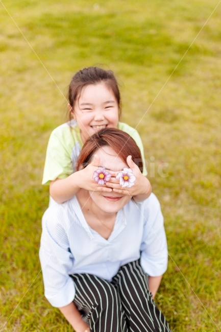 가족,아이,자연,휴식,여행,딸,엄마,잔디,숲,건강,미소,행복,공원,보험,미래,수업,학교,방과후,사고력,창의력,미술,학원,친환경,유기농,꽃,사람,인물,인간,human,person,얼굴표정,facial expression,face,가족,패밀리,family,어린이,어린아이,child,children,kid,감정표현,기분,feeling,emotion