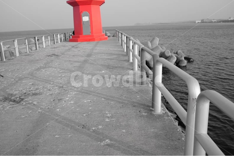 등대,바다,위태로움,혼자,외로움,빨간,감성,눈물,등대,lighthouse,흑백,모노톤,monochrome,black and white,handrail,난간,banister,railing