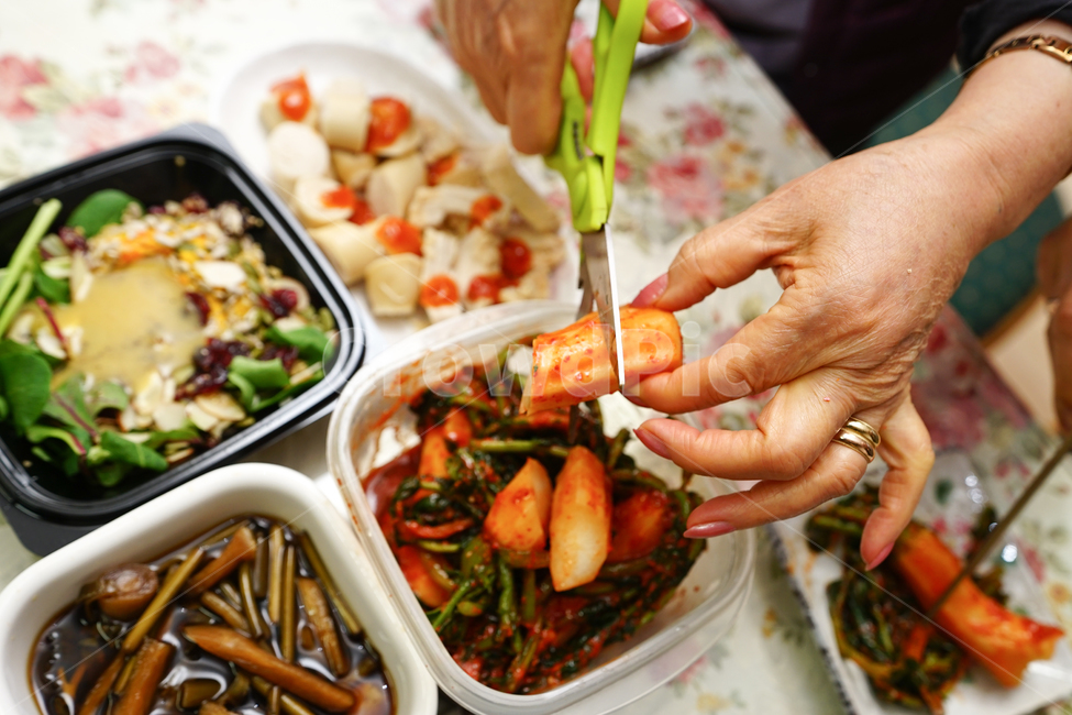 집밥,알타리김치,알타리무,김치,한식,한국음식,한국식,한국,반찬,식사,음식,푸드,식단,식사시간,먹방,가정식,음식,식재료,요리,food,cook,meal,dishes,food reserves,한식,한국음식,한국요리,korean food,korean dishes,korean meal,korean cook