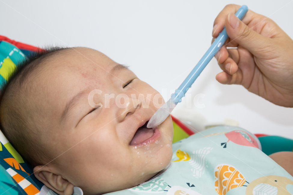 아기,아이,이유식,어린이,맘마,밥,식사,육아,남자아이,남자,영양,아기이유식,귀여운,사랑스런,얼굴,숟가락,아동,양육,6개월아기,통통한,천사같은,성장,꼬마,영유아,유아,사람,인물,사람,인물,인간,human,person,얼굴표정,facial expression,face,영유아,아기,애기,아이,infants,baby,감정표현,기분,feeling,emotion