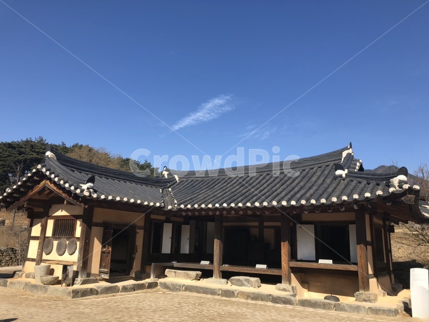 안마당,patio,민속촌,한국,기와집,집,korea,하늘,구름,산,지붕,한국전통,한국문화,korean traditional,korean culture,건축물,건물외관,exterior,building,structure,architecture,construction