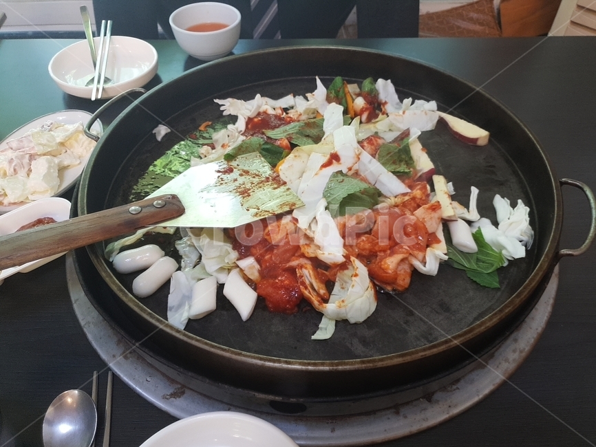 닭갈비,양파,철판,철판요리,주걱,식당