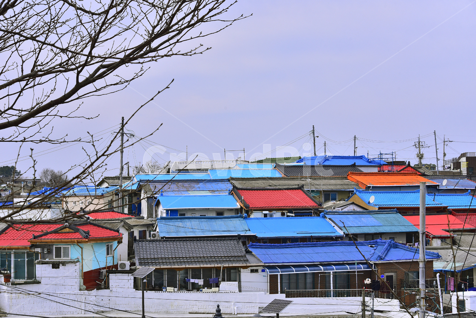 산동네,달동네,집,하우스,촌락,마을,동네,건축물,야외,옥외,아웃도어,가난한,낡은,오래된,outdoors,건물,building,roof,지붕,칼라풀,빨강색,파랑색