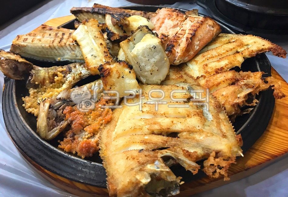 모듬생선구이,생선구이,가자미,도루묵,고등어,삼치,가자미구이,고등어구이,구이,삼치구이,도루묵구이,도루묵알,생선알,생선,물고기,돌판,불판,노릇노릇,맛잇는,밥도둑,밥반찬,반찬,음식,요리,식사,meal,cook,dish,모듬생선,food