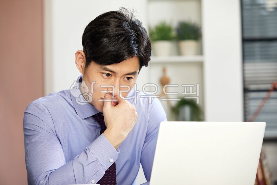 freeafternoon,headphones,focus,office,laptop,Asian,one person,tie,bright smile,music,coffee cup,businessman,Cafe,brightsmile,work,coffee shop,cool guy,man sitting by the window,office worker,upper body,person,30s,staring,suit,job,freelancer,male,meals,sna