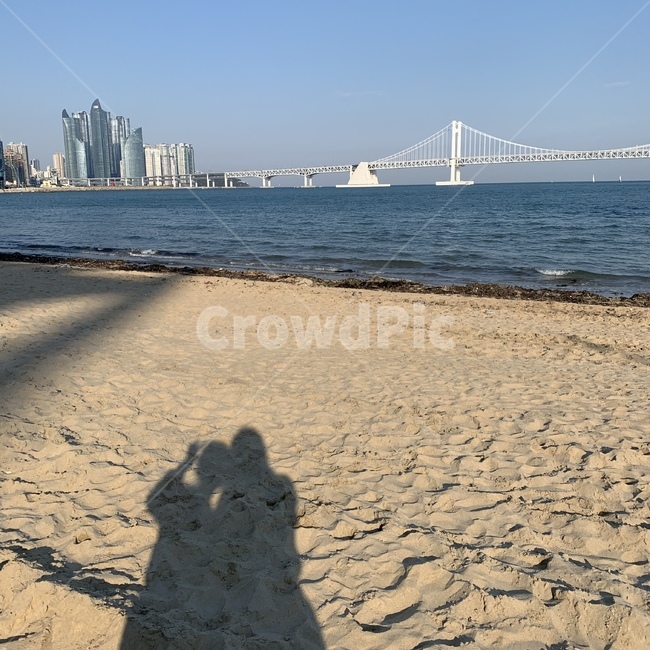 그림자,두명,바닷가,사람,인물,광안리,부산해운대,추억,모래사장,모래,해수욕장,해변,바다,beach,sea,인물실루엣,사람실루엣,character silhouette,human silhouette,soil,흙