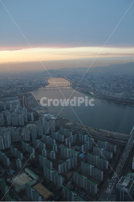야경,도시,도심,한국,대한민국,도로,조명,밤,나이트,어둠,길,찻길,건물,불빛,항공촬영,탑뷰,항공뷰,어두운,저녁,노을,하늘,먼산,산,아파트,빌딩,집,하우스,강,강변,다리,한강,서울,도시,풍경,city,landscape