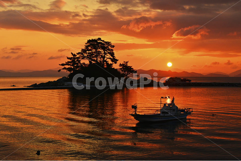Lights Out Island Dawn,flare,Sodeungseom sunrise,Sunrise at Sodeung Island,lights out island,sea,sky,lights out island morning,coastline,red sky,nature,Namjin Jeong,water,Jangheung,outdoors,ocean,light,redsky,shoreline,Sunrise,dawn,Light Island Winter