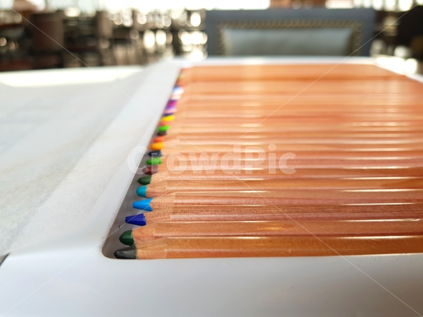 색연필,종이,색상,색깔,책상,연필,미술,물건,소품,의자,스케치,오브젝트,배경,그리다,컨셉,감성,예술,art,사물,물건,오브젝트,thing,object,matter,학용품,문구류,사무용품,school supplies,stationery,office supplies